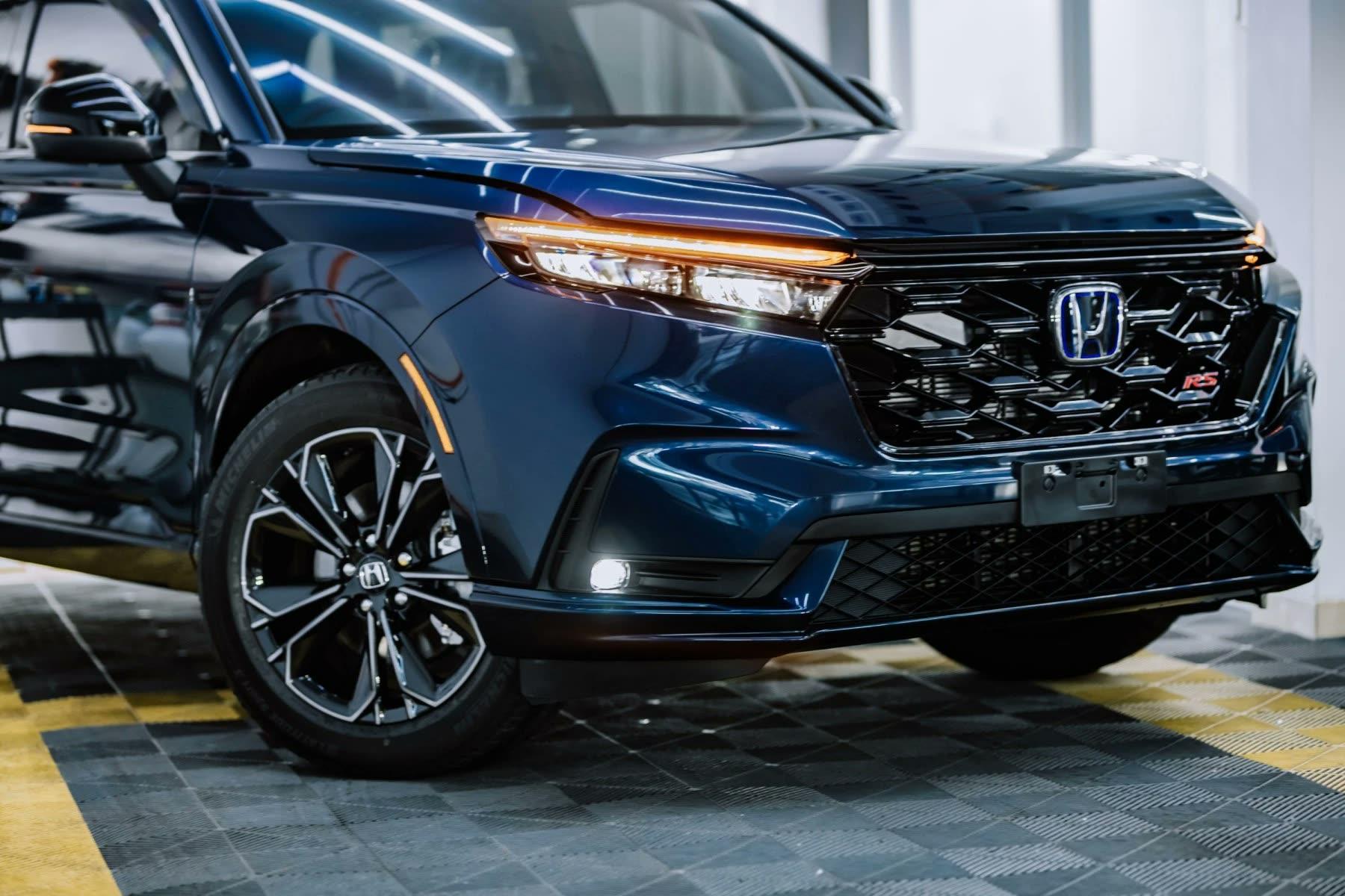 Glossy blue Honda CR-V front-end after a full Round-Up, studio-grade shine.